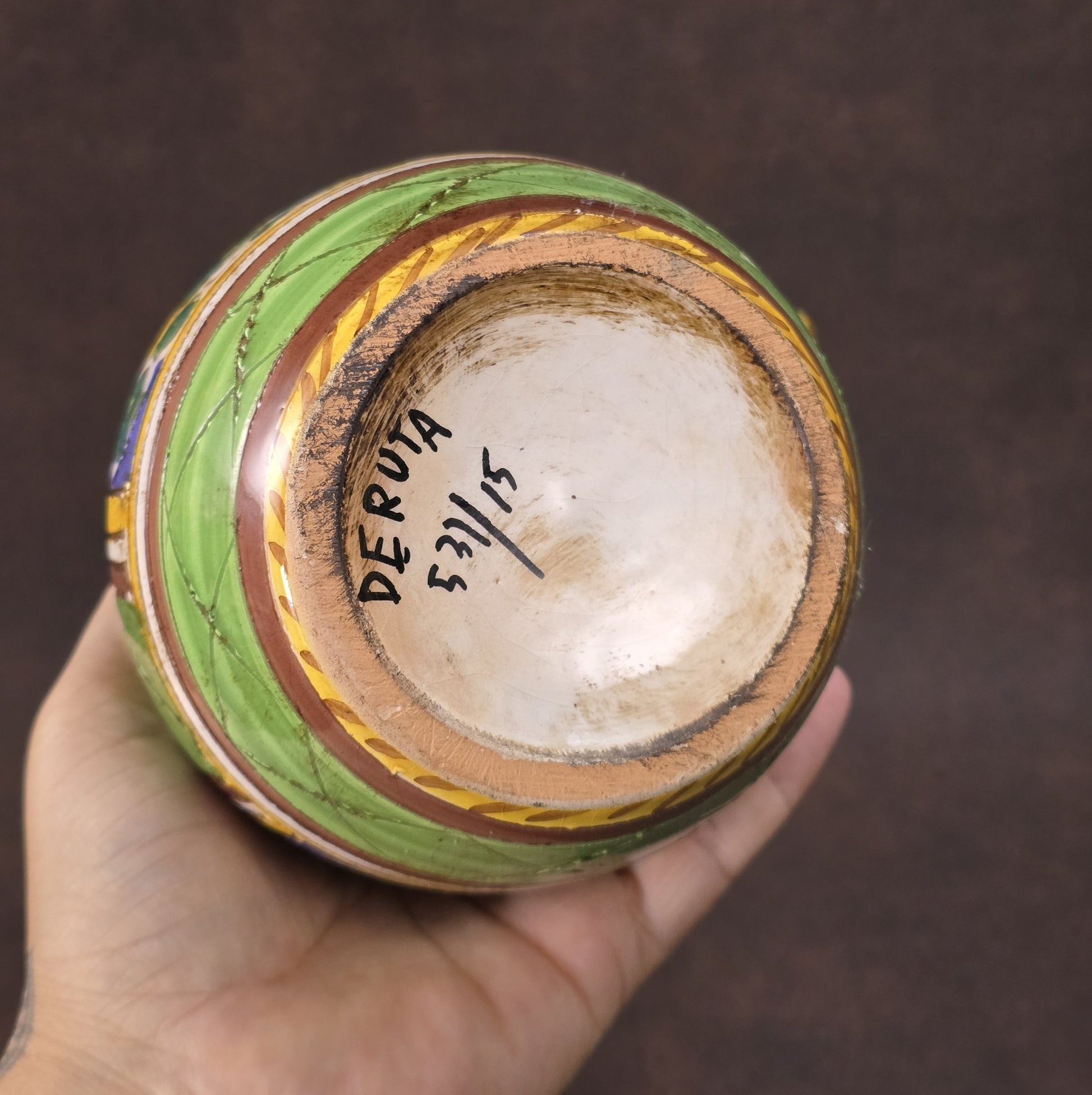 Handbemalter Deruta-Keramikkrug mit Blumenmuster und gedrehtem Henkel, mediterraner Vintage-Majolika in Grün und Gelb, ca. 1960er–1980er