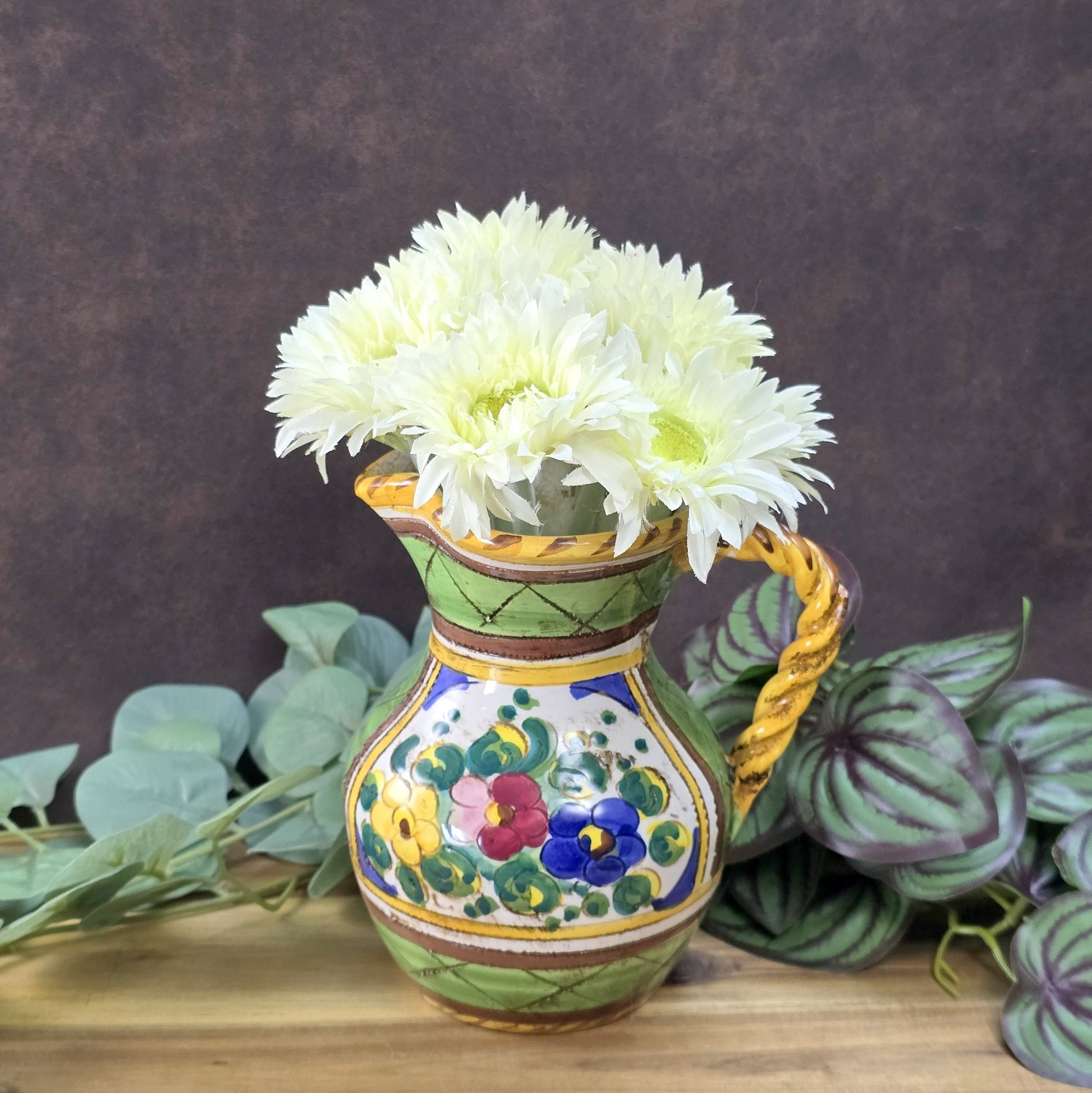 Handbemalter Deruta-Keramikkrug mit Blumenmuster und gedrehtem Henkel, mediterraner Vintage-Majolika in Grün und Gelb, ca. 1960er–1980er