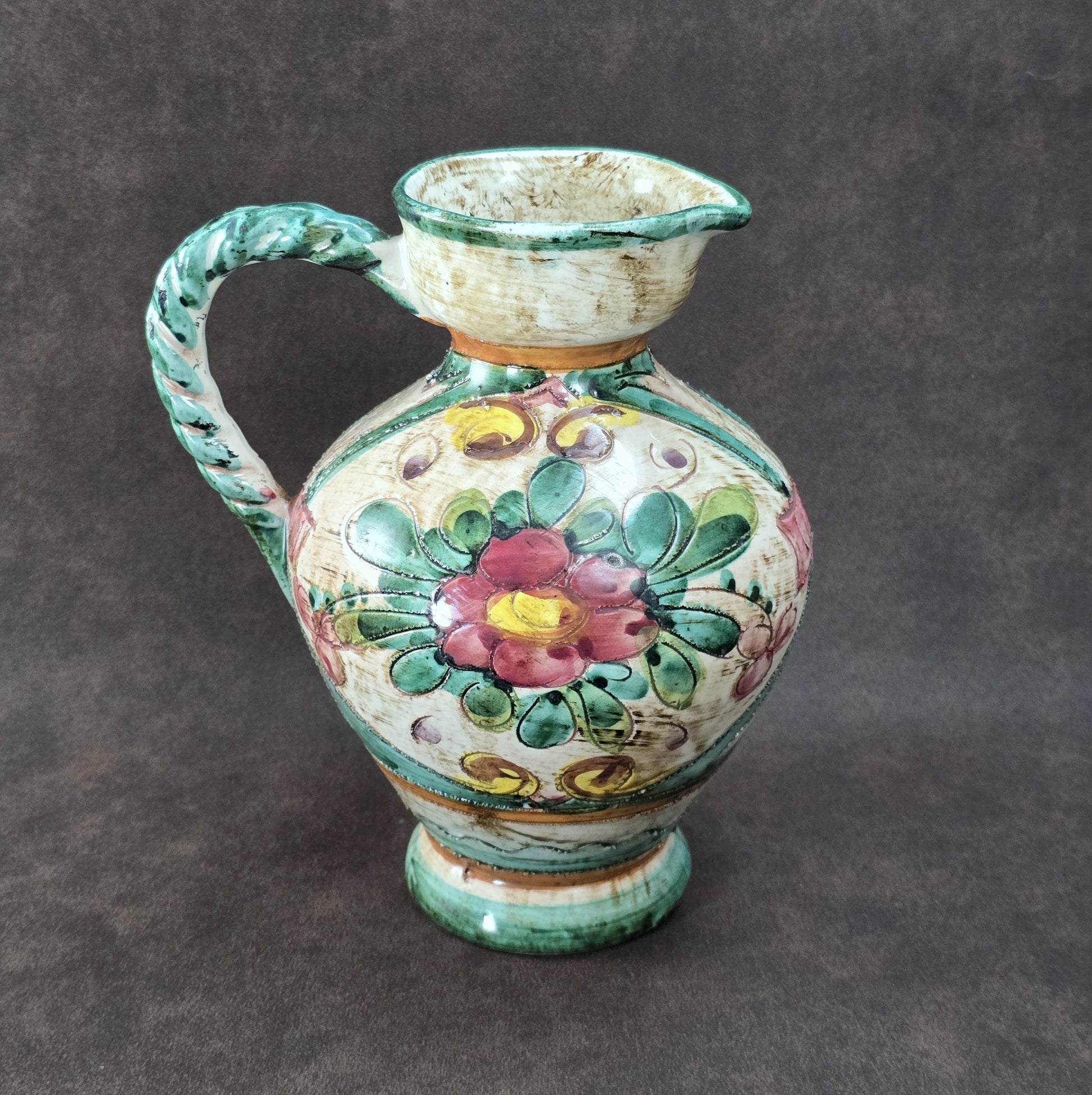 Italienischer Majolika-Krug „MIRIAM“ aus den 1970ern, handbemalt mit Blumenrelief und gedrehtem Henkel, mediterraner Vintage-Deko-Akzent.