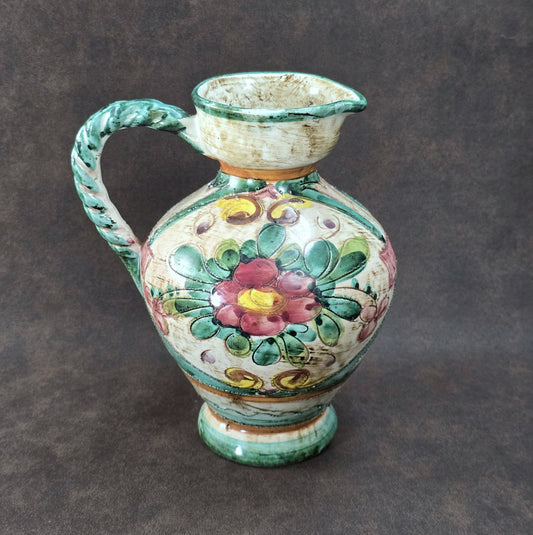 Italienischer Majolika-Krug „MIRIAM“ aus den 1970ern, handbemalt mit Blumenrelief und gedrehtem Henkel, mediterraner Vintage-Deko-Akzent.