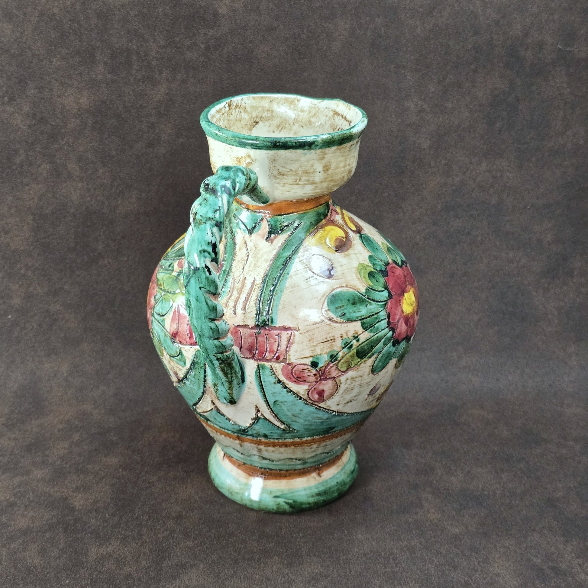 Italienischer Majolika-Krug „MIRIAM“ aus den 1970ern, handbemalt mit Blumenrelief und gedrehtem Henkel, mediterraner Vintage-Deko-Akzent.