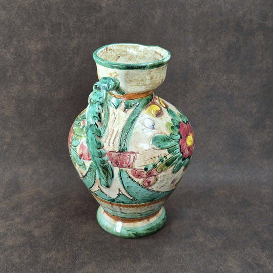 Italienischer Majolika-Krug „MIRIAM“ aus den 1970ern, handbemalt mit Blumenrelief und gedrehtem Henkel, mediterraner Vintage-Deko-Akzent.