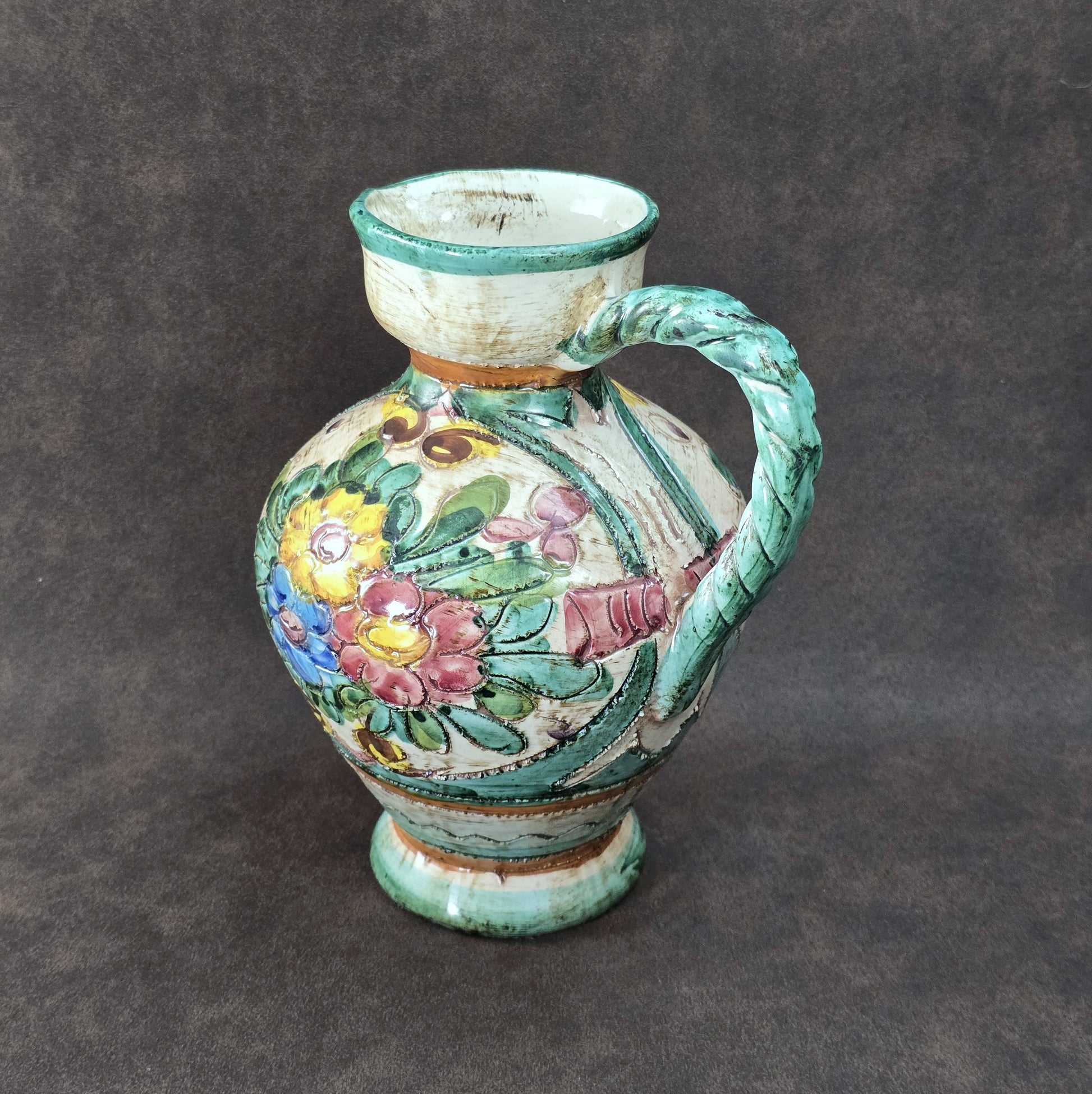 Italienischer Majolika-Krug „MIRIAM“ aus den 1970ern, handbemalt mit Blumenrelief und gedrehtem Henkel, mediterraner Vintage-Deko-Akzent.