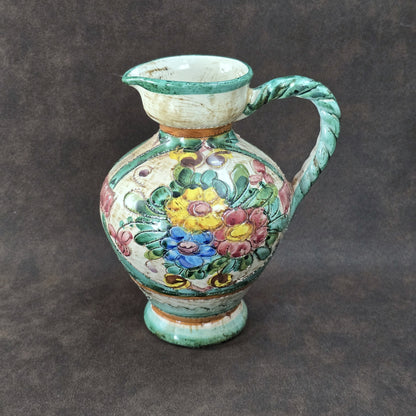 Italienischer Majolika-Krug „MIRIAM“ aus den 1970ern, handbemalt mit Blumenrelief und gedrehtem Henkel, mediterraner Vintage-Deko-Akzent.