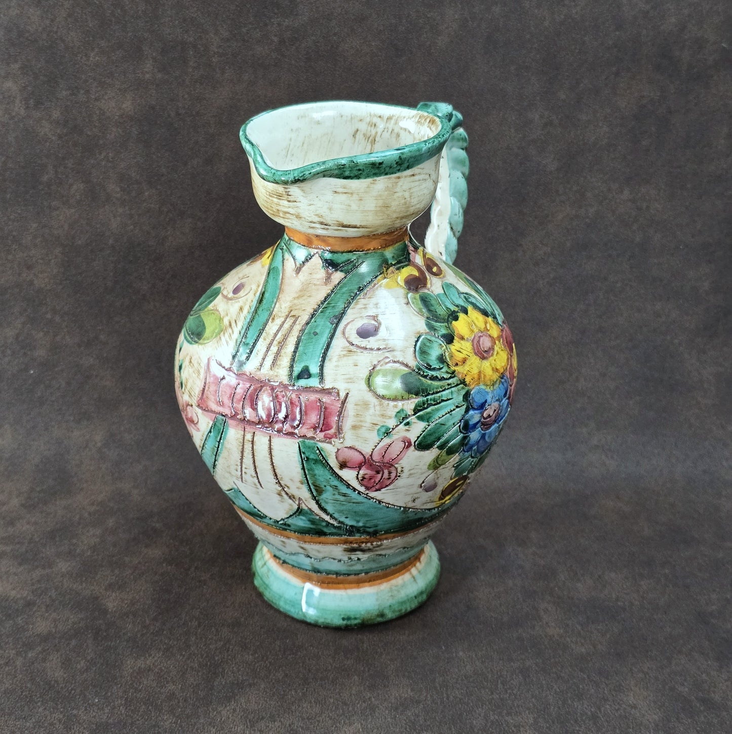 Italienischer Majolika-Krug „MIRIAM“ aus den 1970ern, handbemalt mit Blumenrelief und gedrehtem Henkel, mediterraner Vintage-Deko-Akzent.