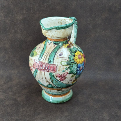 Italienischer Majolika-Krug „MIRIAM“ aus den 1970ern, handbemalt mit Blumenrelief und gedrehtem Henkel, mediterraner Vintage-Deko-Akzent.