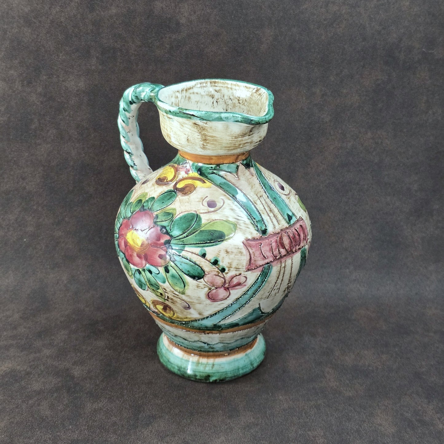 Italienischer Majolika-Krug „MIRIAM“ aus den 1970ern, handbemalt mit Blumenrelief und gedrehtem Henkel, mediterraner Vintage-Deko-Akzent.