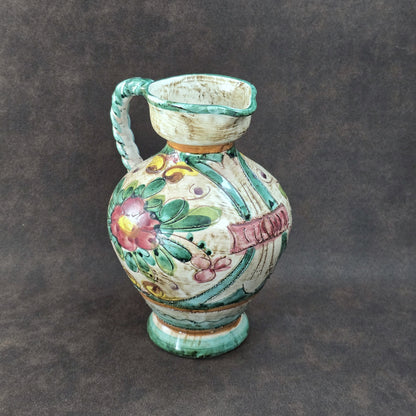 Italienischer Majolika-Krug „MIRIAM“ aus den 1970ern, handbemalt mit Blumenrelief und gedrehtem Henkel, mediterraner Vintage-Deko-Akzent.