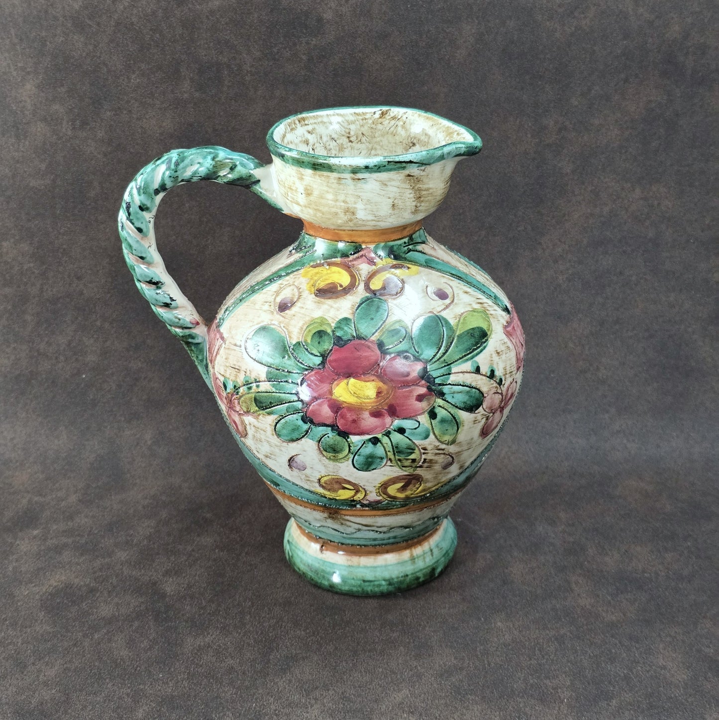 Italienischer Majolika-Krug „MIRIAM“ aus den 1970ern, handbemalt mit Blumenrelief und gedrehtem Henkel, mediterraner Vintage-Deko-Akzent.