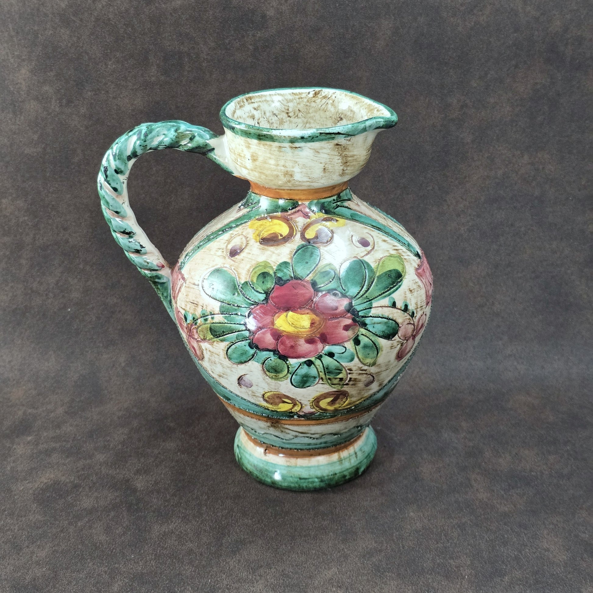 Italienischer Majolika-Krug „MIRIAM“ aus den 1970ern, handbemalt mit Blumenrelief und gedrehtem Henkel, mediterraner Vintage-Deko-Akzent.