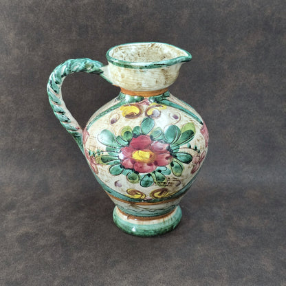 Italienischer Majolika-Krug „MIRIAM“ aus den 1970ern, handbemalt mit Blumenrelief und gedrehtem Henkel, mediterraner Vintage-Deko-Akzent.