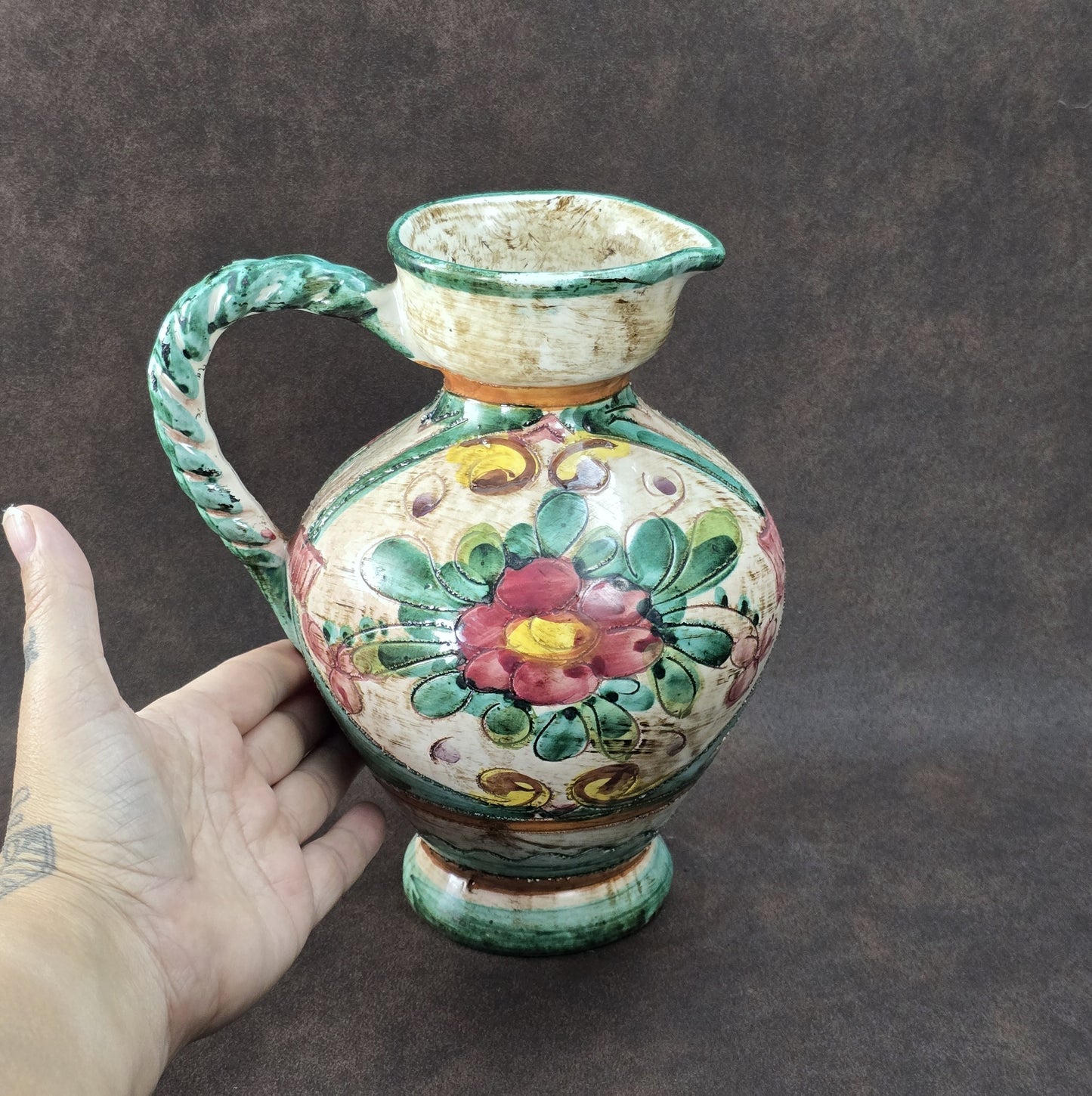 Italienischer Majolika-Krug „MIRIAM“ aus den 1970ern, handbemalt mit Blumenrelief und gedrehtem Henkel, mediterraner Vintage-Deko-Akzent.