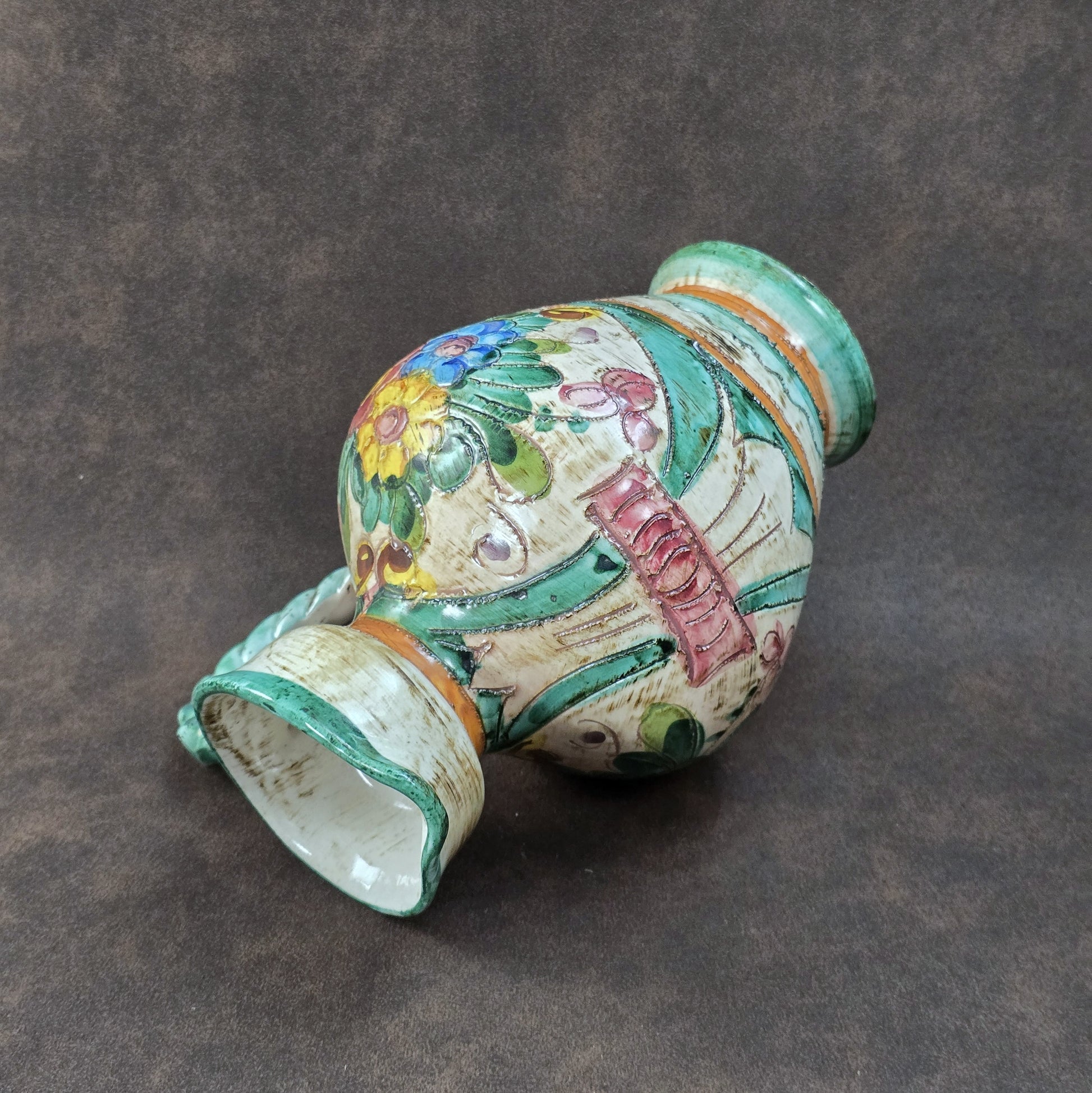 Italienischer Majolika-Krug „MIRIAM“ aus den 1970ern, handbemalt mit Blumenrelief und gedrehtem Henkel, mediterraner Vintage-Deko-Akzent.