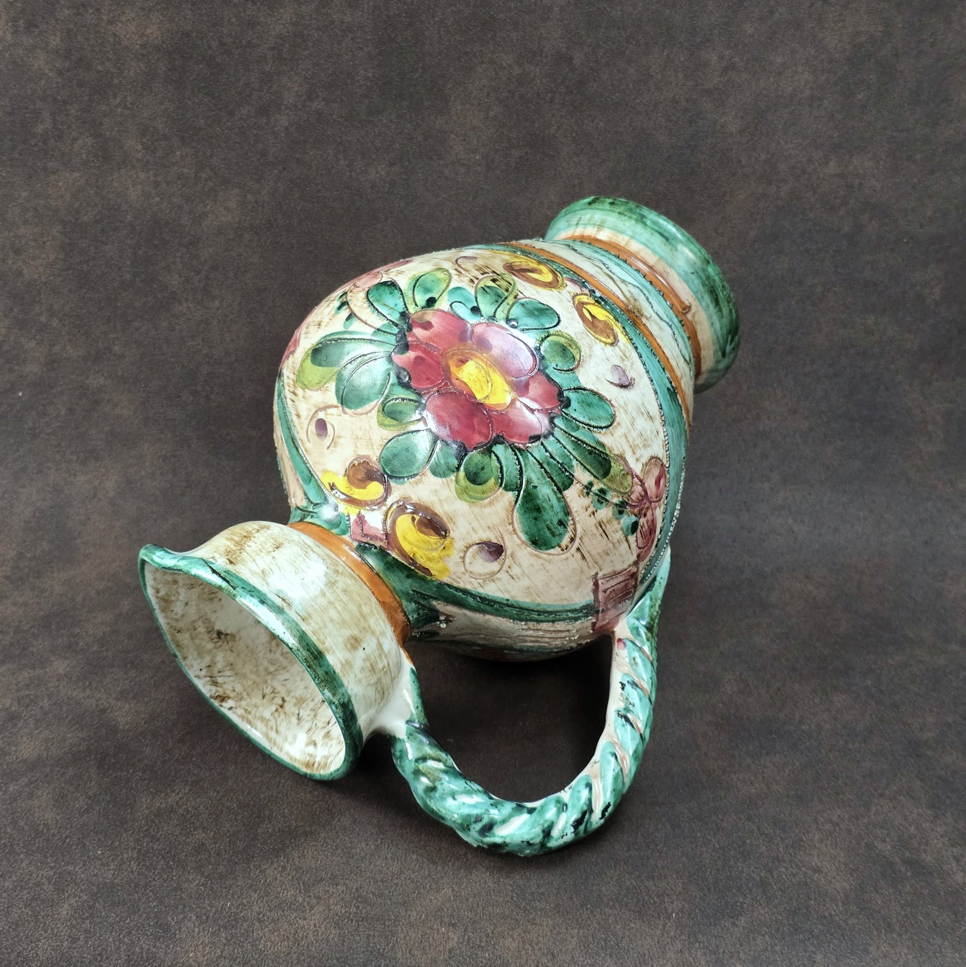 Italienischer Majolika-Krug „MIRIAM“ aus den 1970ern, handbemalt mit Blumenrelief und gedrehtem Henkel, mediterraner Vintage-Deko-Akzent.