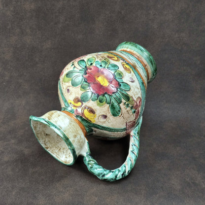 Italienischer Majolika-Krug „MIRIAM“ aus den 1970ern, handbemalt mit Blumenrelief und gedrehtem Henkel, mediterraner Vintage-Deko-Akzent.