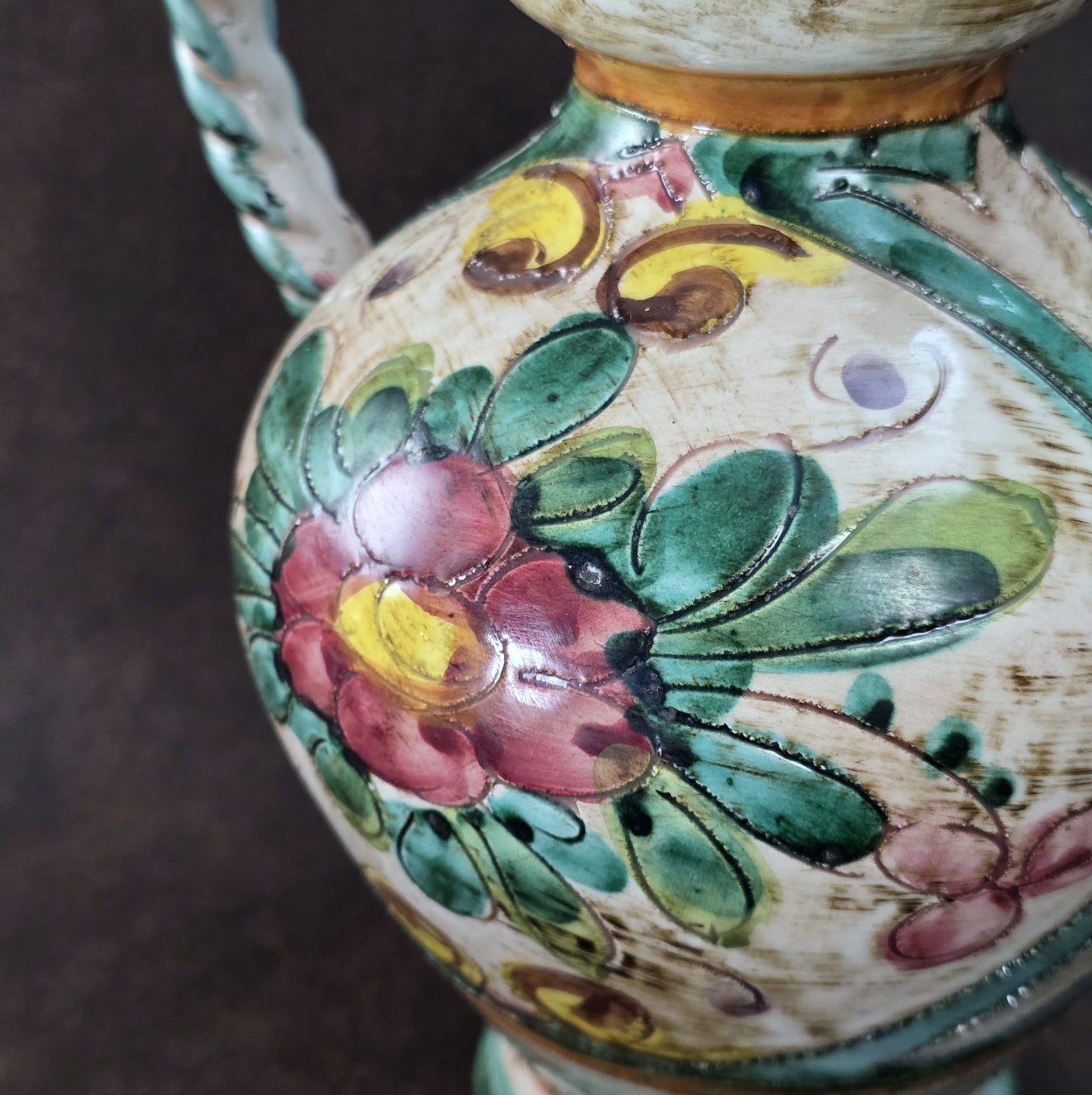 Italienischer Majolika-Krug „MIRIAM“ aus den 1970ern, handbemalt mit Blumenrelief und gedrehtem Henkel, mediterraner Vintage-Deko-Akzent.