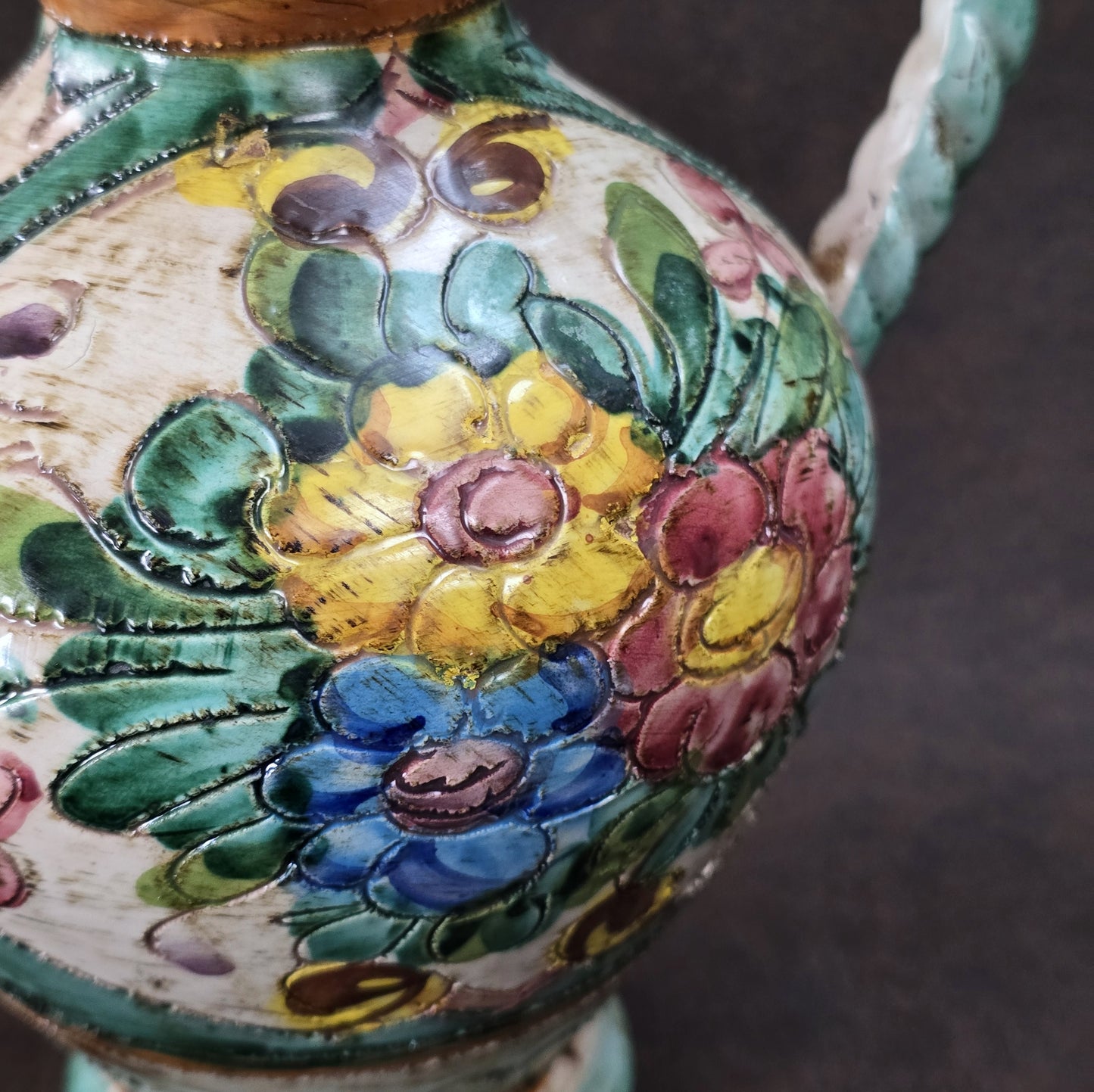 Italienischer Majolika-Krug „MIRIAM“ aus den 1970ern, handbemalt mit Blumenrelief und gedrehtem Henkel, mediterraner Vintage-Deko-Akzent.