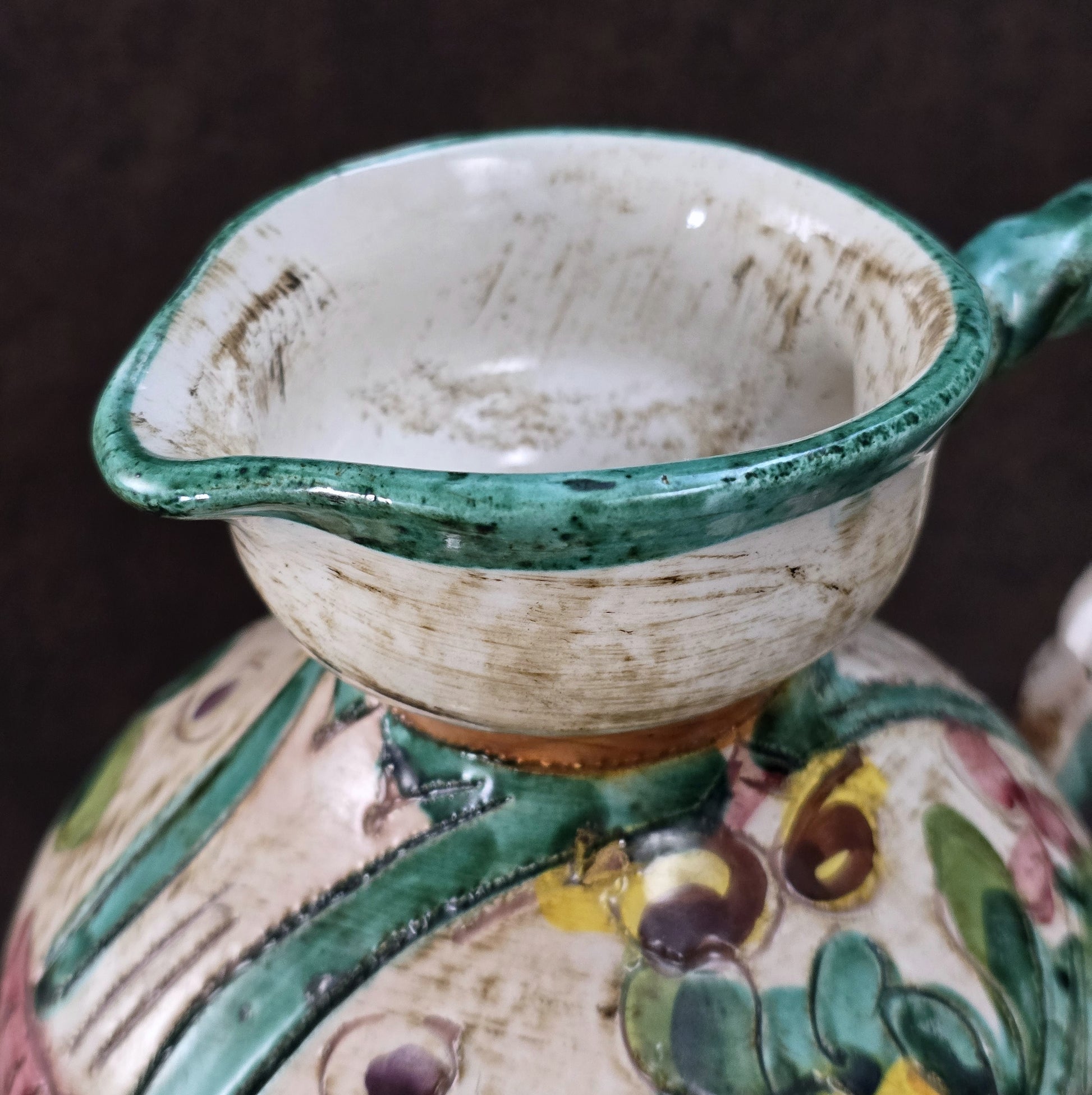 Italienischer Majolika-Krug „MIRIAM“ aus den 1970ern, handbemalt mit Blumenrelief und gedrehtem Henkel, mediterraner Vintage-Deko-Akzent.