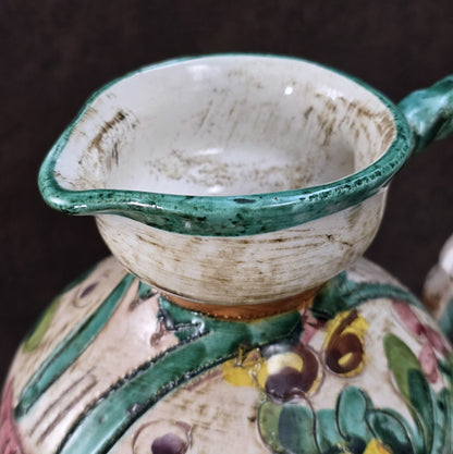 Italienischer Majolika-Krug „MIRIAM“ aus den 1970ern, handbemalt mit Blumenrelief und gedrehtem Henkel, mediterraner Vintage-Deko-Akzent.