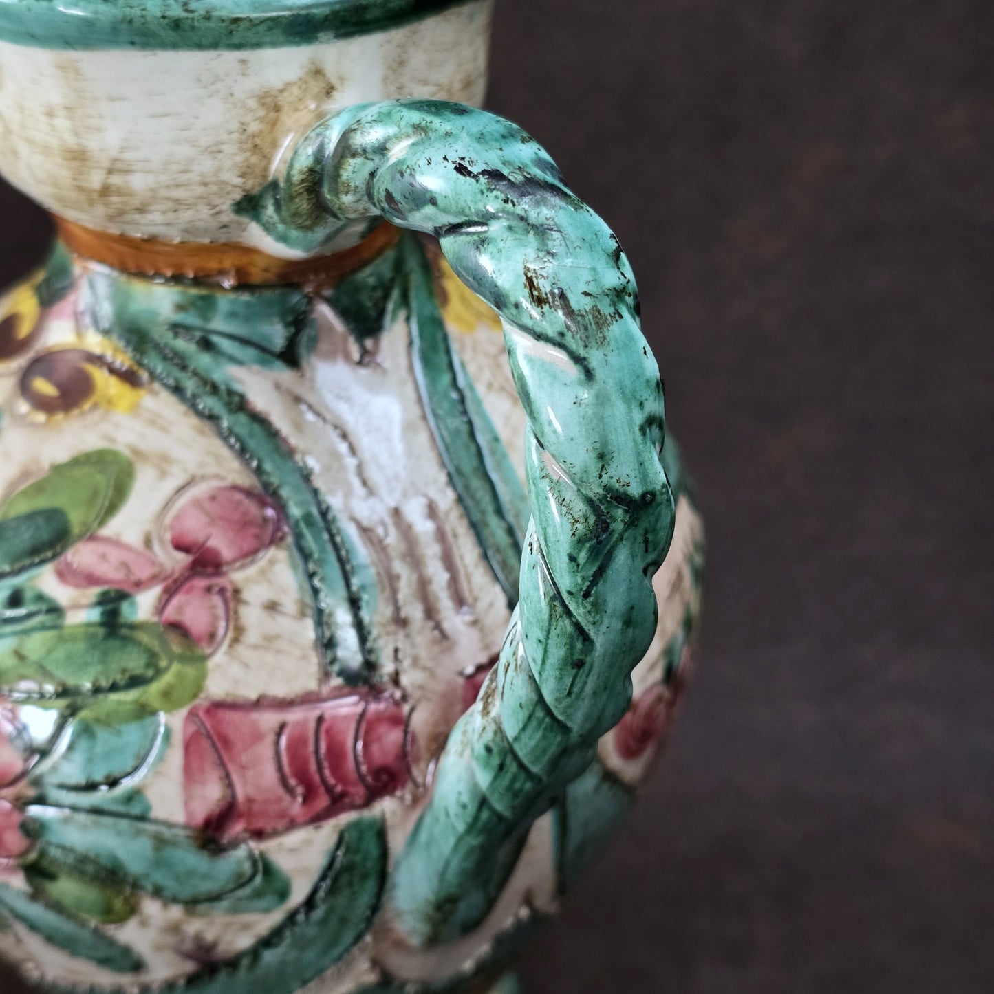 Italienischer Majolika-Krug „MIRIAM“ aus den 1970ern, handbemalt mit Blumenrelief und gedrehtem Henkel, mediterraner Vintage-Deko-Akzent.