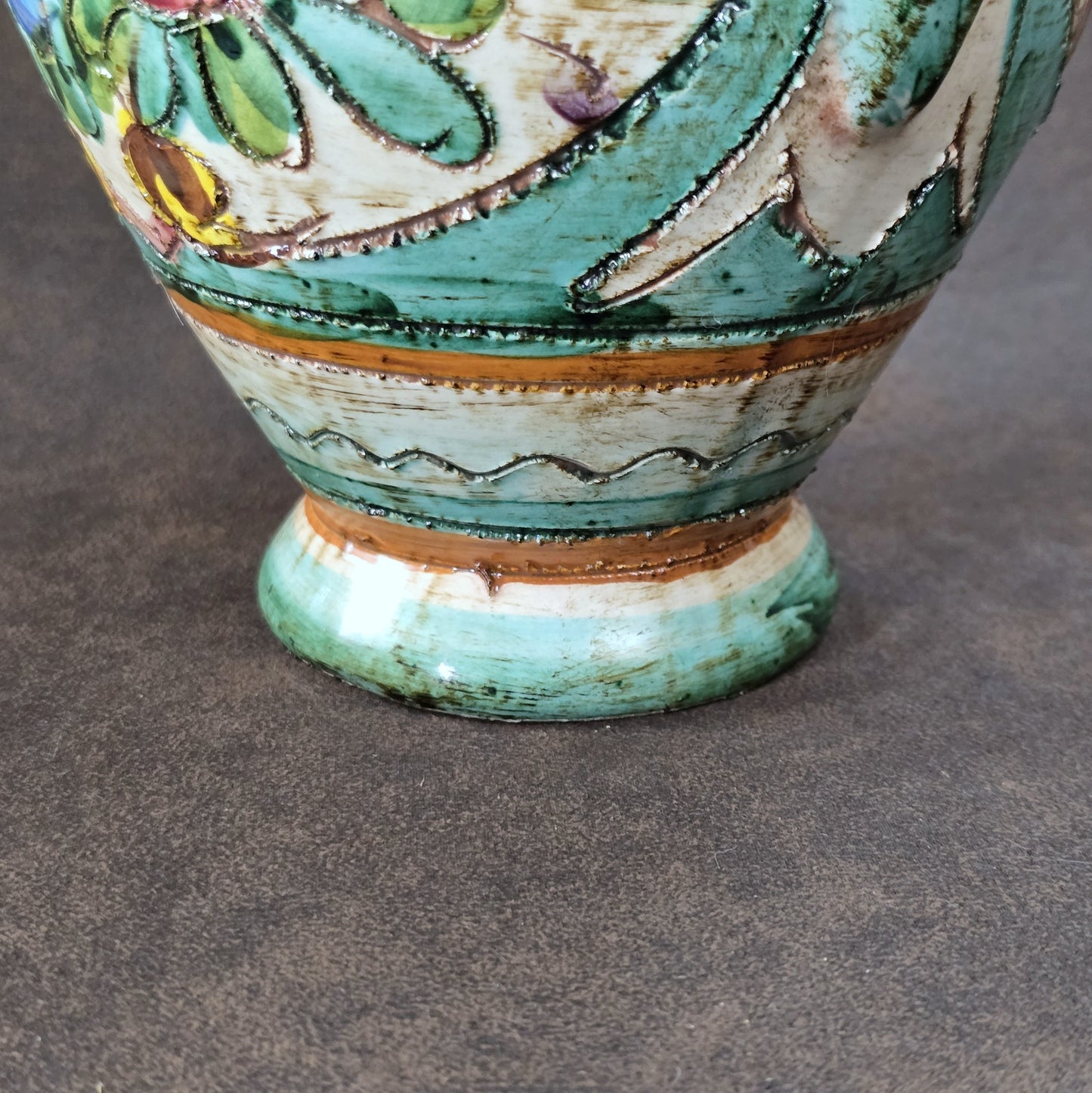 Italienischer Majolika-Krug „MIRIAM“ aus den 1970ern, handbemalt mit Blumenrelief und gedrehtem Henkel, mediterraner Vintage-Deko-Akzent.