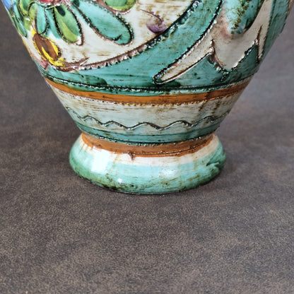 Italienischer Majolika-Krug „MIRIAM“ aus den 1970ern, handbemalt mit Blumenrelief und gedrehtem Henkel, mediterraner Vintage-Deko-Akzent.