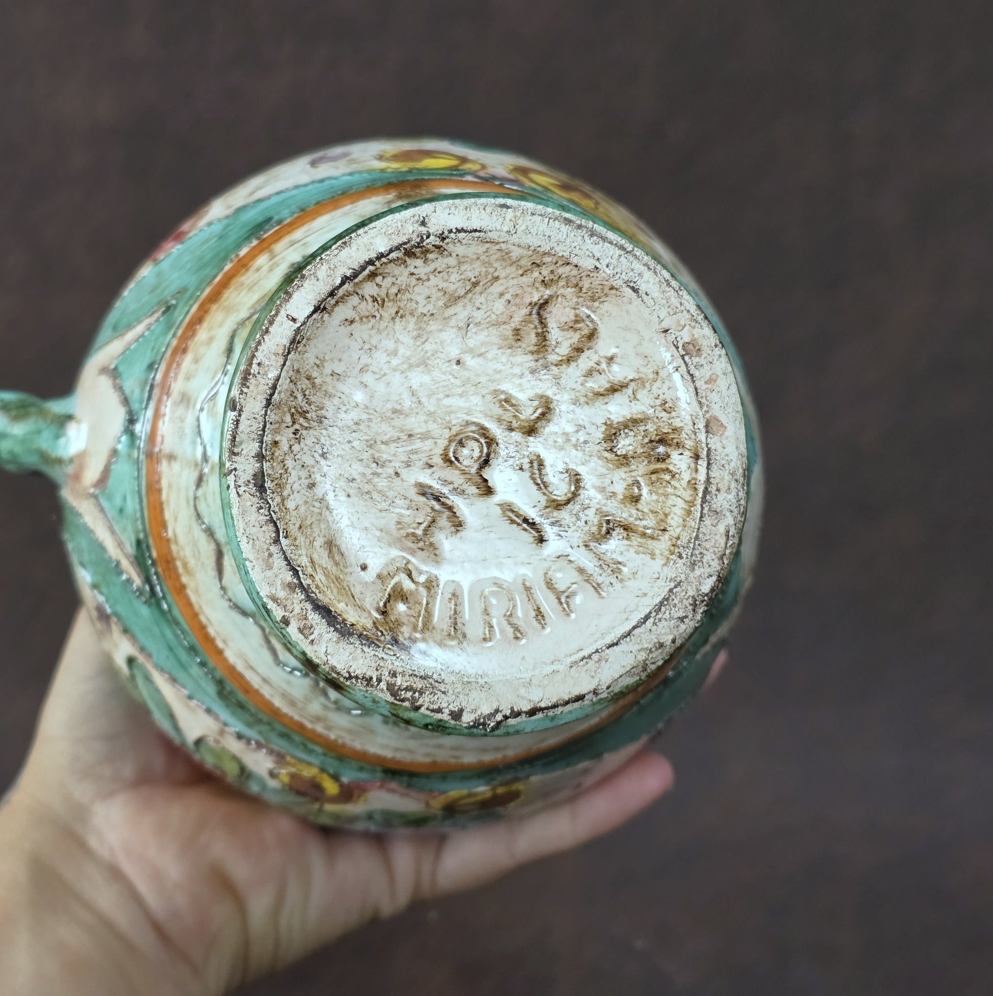 Italienischer Majolika-Krug „MIRIAM“ aus den 1970ern, handbemalt mit Blumenrelief und gedrehtem Henkel, mediterraner Vintage-Deko-Akzent.