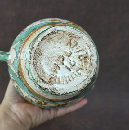 Italienischer Majolika-Krug „MIRIAM“ aus den 1970ern, handbemalt mit Blumenrelief und gedrehtem Henkel, mediterraner Vintage-Deko-Akzent.