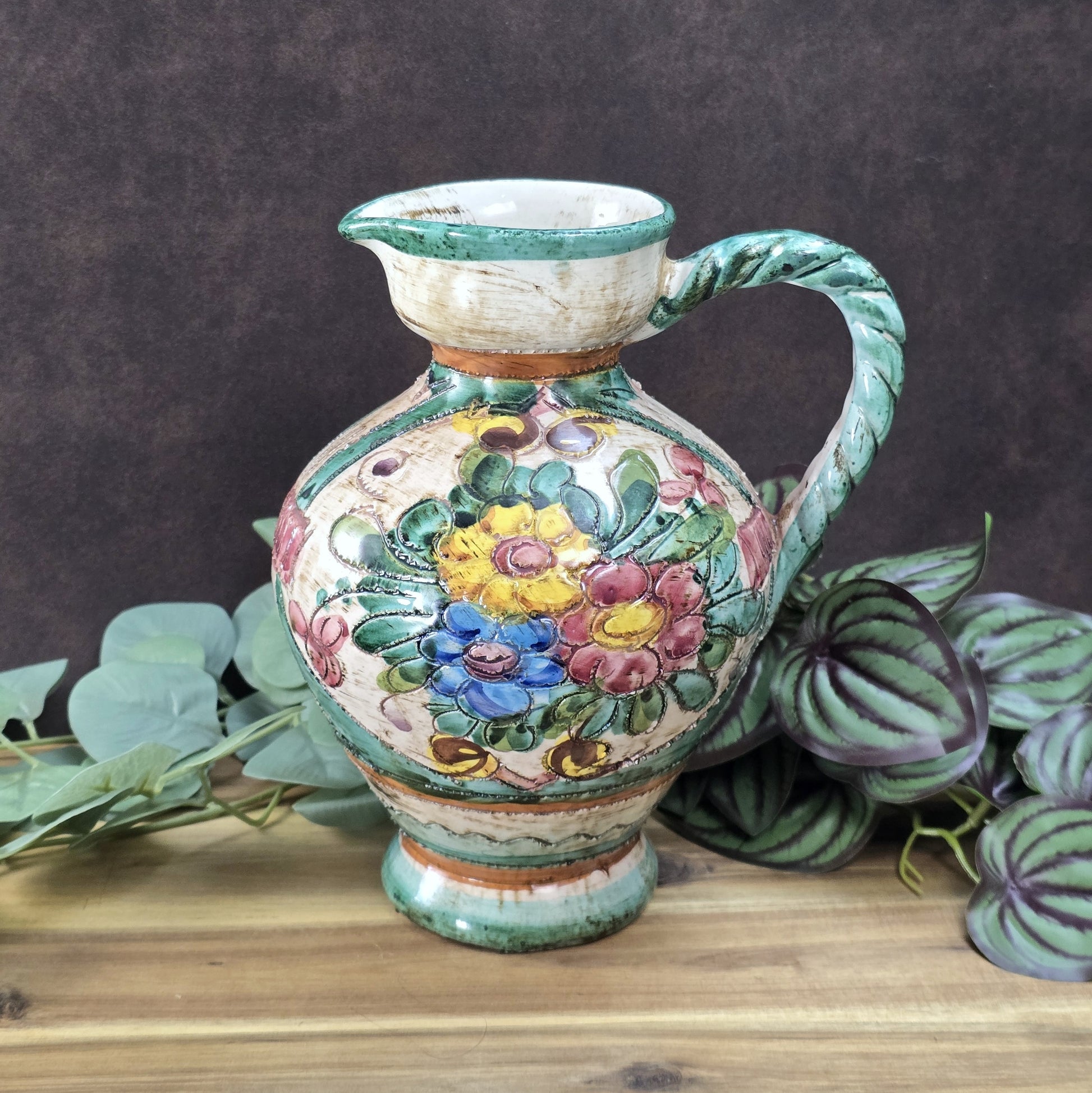 Italienischer Majolika-Krug „MIRIAM“ aus den 1970ern, handbemalt mit Blumenrelief und gedrehtem Henkel, mediterraner Vintage-Deko-Akzent.