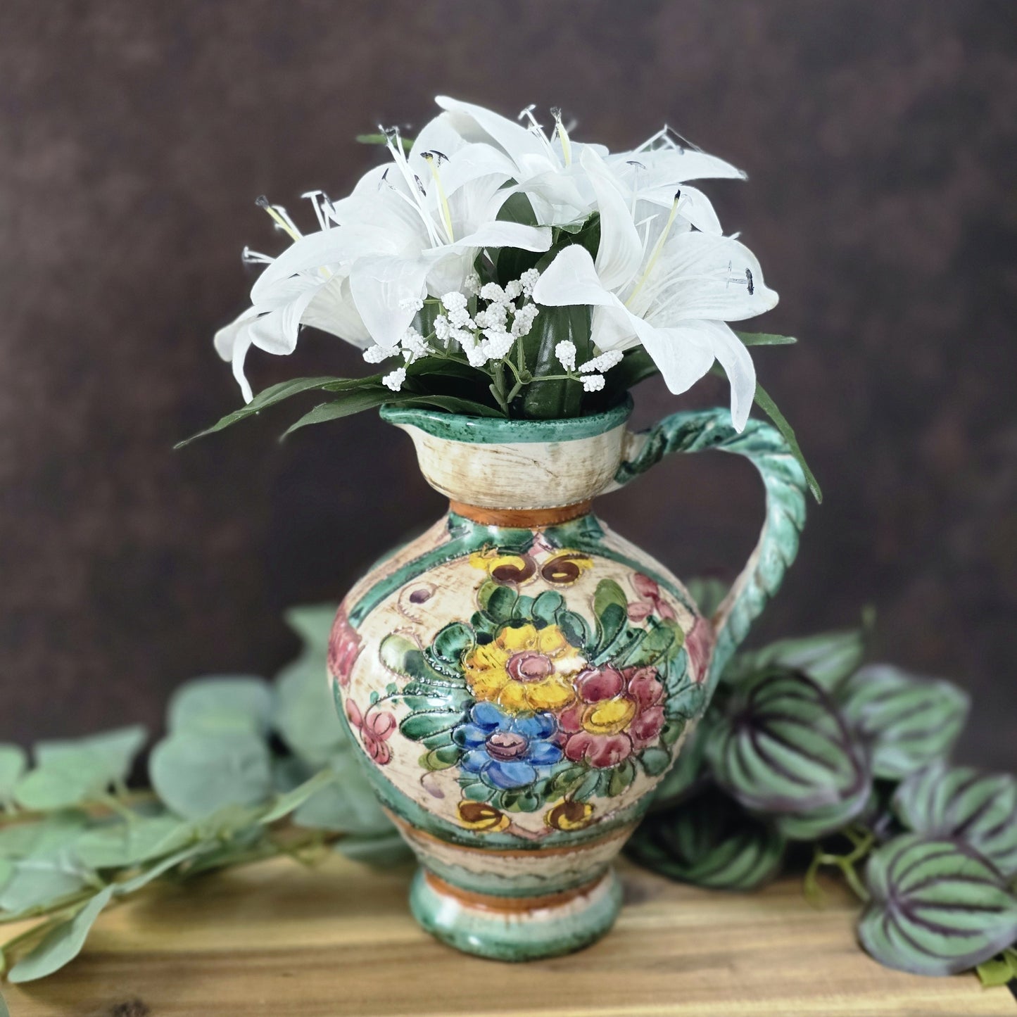 Italienischer Majolika-Krug „MIRIAM“ aus den 1970ern, handbemalt mit Blumenrelief und gedrehtem Henkel, mediterraner Vintage-Deko-Akzent.