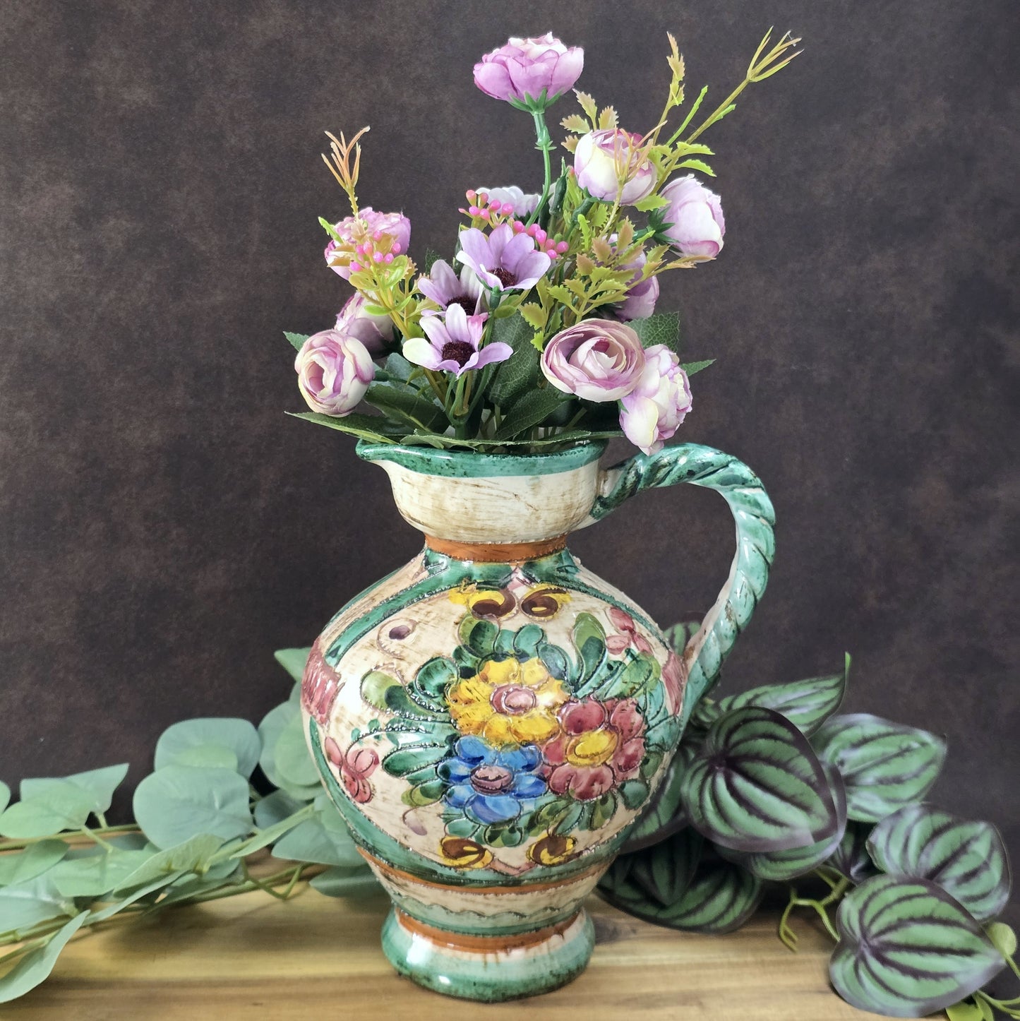 Italienischer Majolika-Krug „MIRIAM“ aus den 1970ern, handbemalt mit Blumenrelief und gedrehtem Henkel, mediterraner Vintage-Deko-Akzent.