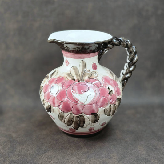 Handbemalter italienischer Keramikkrug mit floralen Ornamenten und geflochtenem Henkel, Vintage ca. 1960er–1980er Jahre.