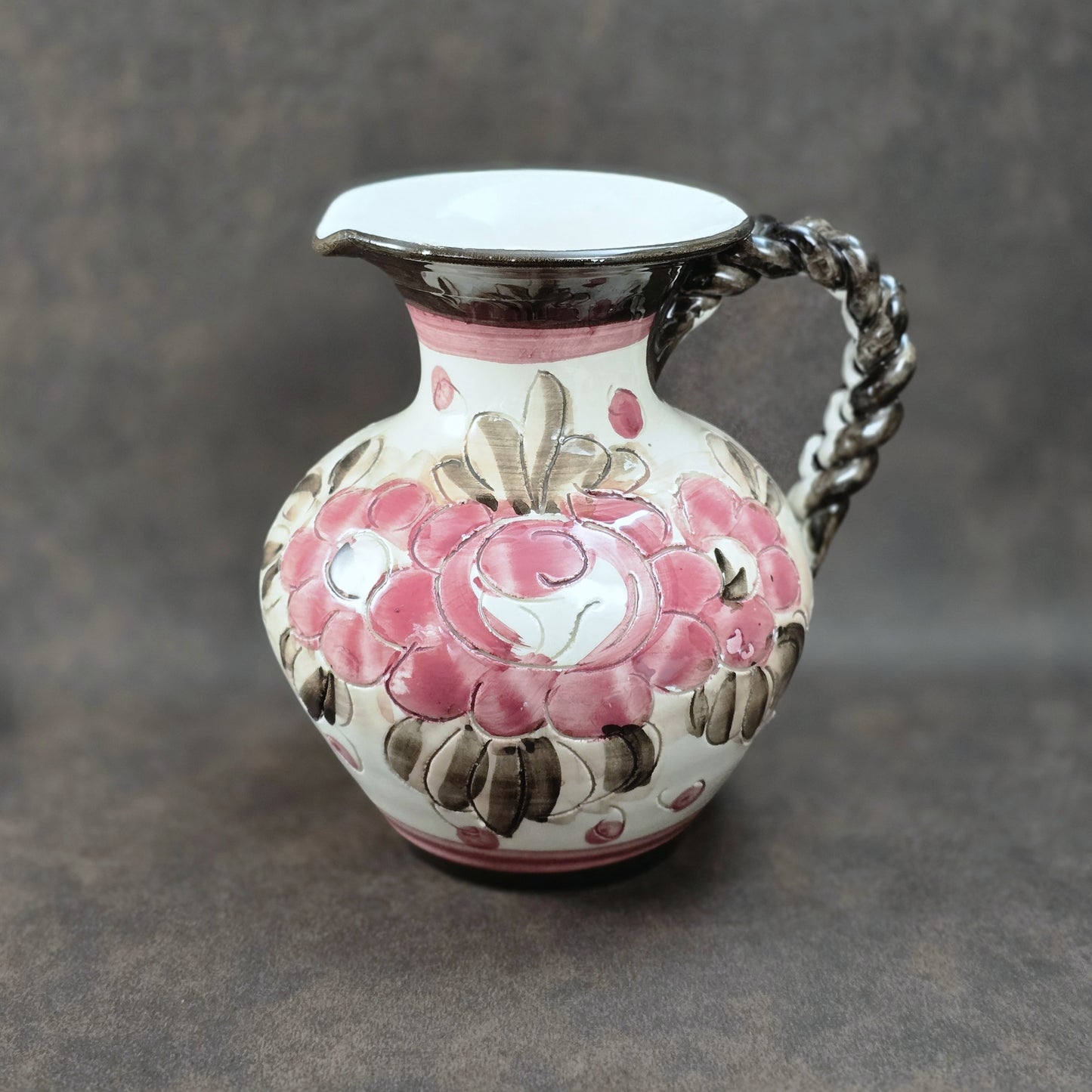 Handbemalter italienischer Keramikkrug mit floralen Ornamenten und geflochtenem Henkel, Vintage ca. 1960er–1980er Jahre.