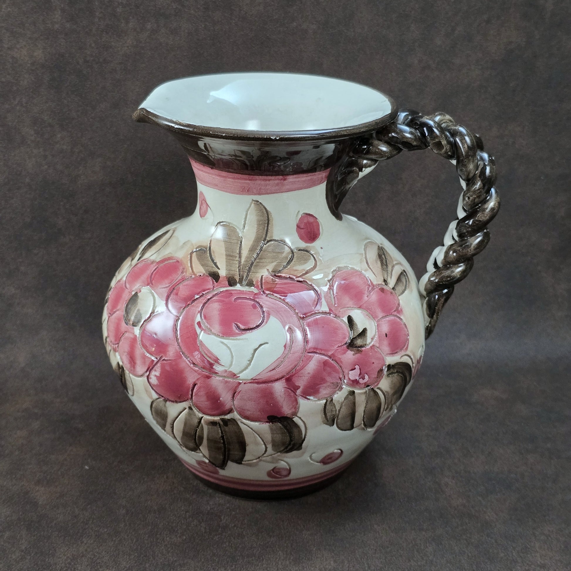 Handbemalter italienischer Keramikkrug mit floralen Ornamenten und geflochtenem Henkel, Vintage ca. 1960er–1980er Jahre.