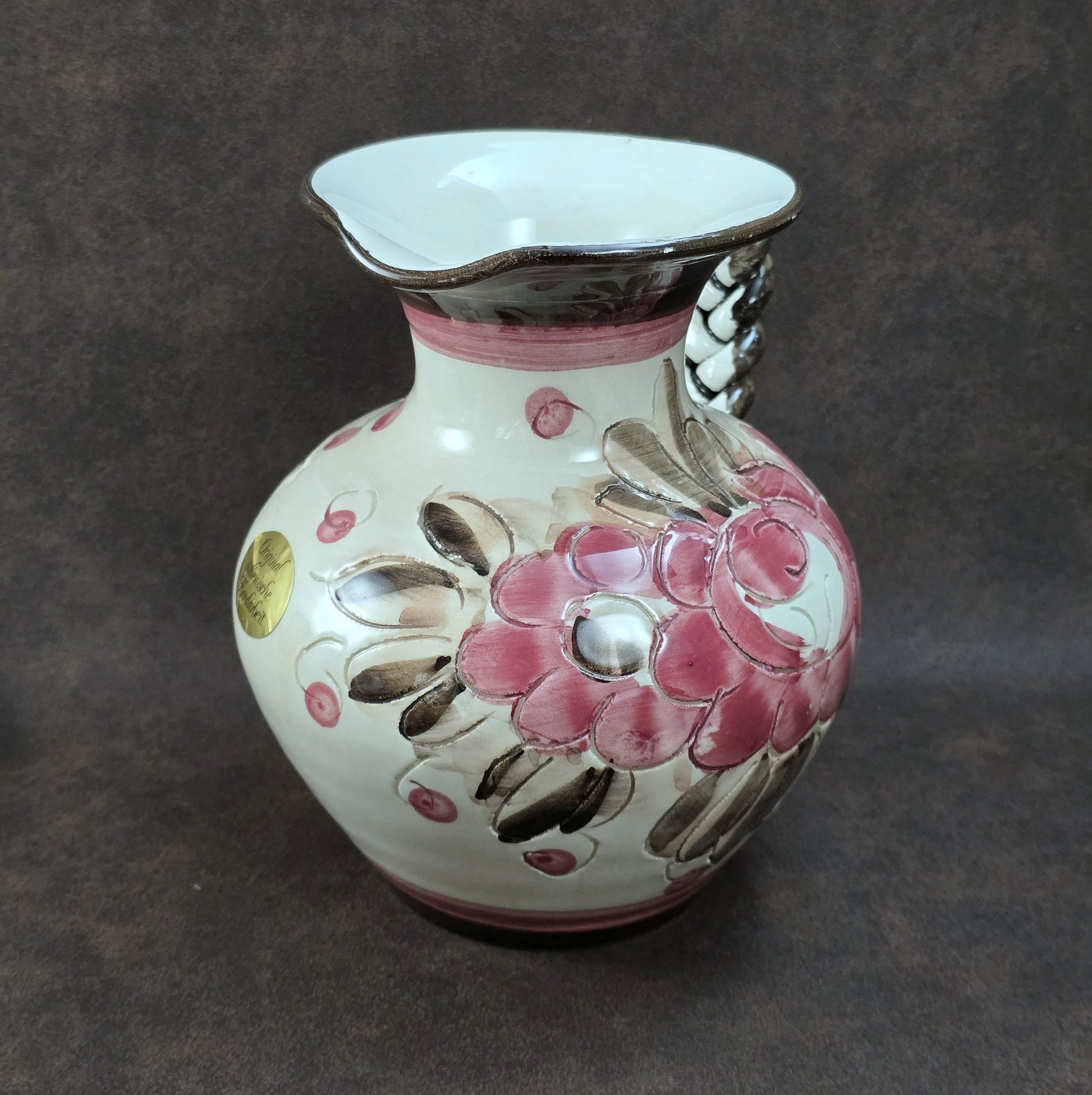 Handbemalter italienischer Keramikkrug mit floralen Ornamenten und geflochtenem Henkel, Vintage ca. 1960er–1980er Jahre.