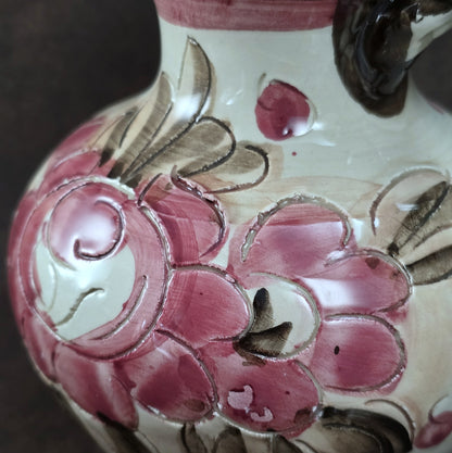 Handbemalter italienischer Keramikkrug mit floralen Ornamenten und geflochtenem Henkel, Vintage ca. 1960er–1980er Jahre.