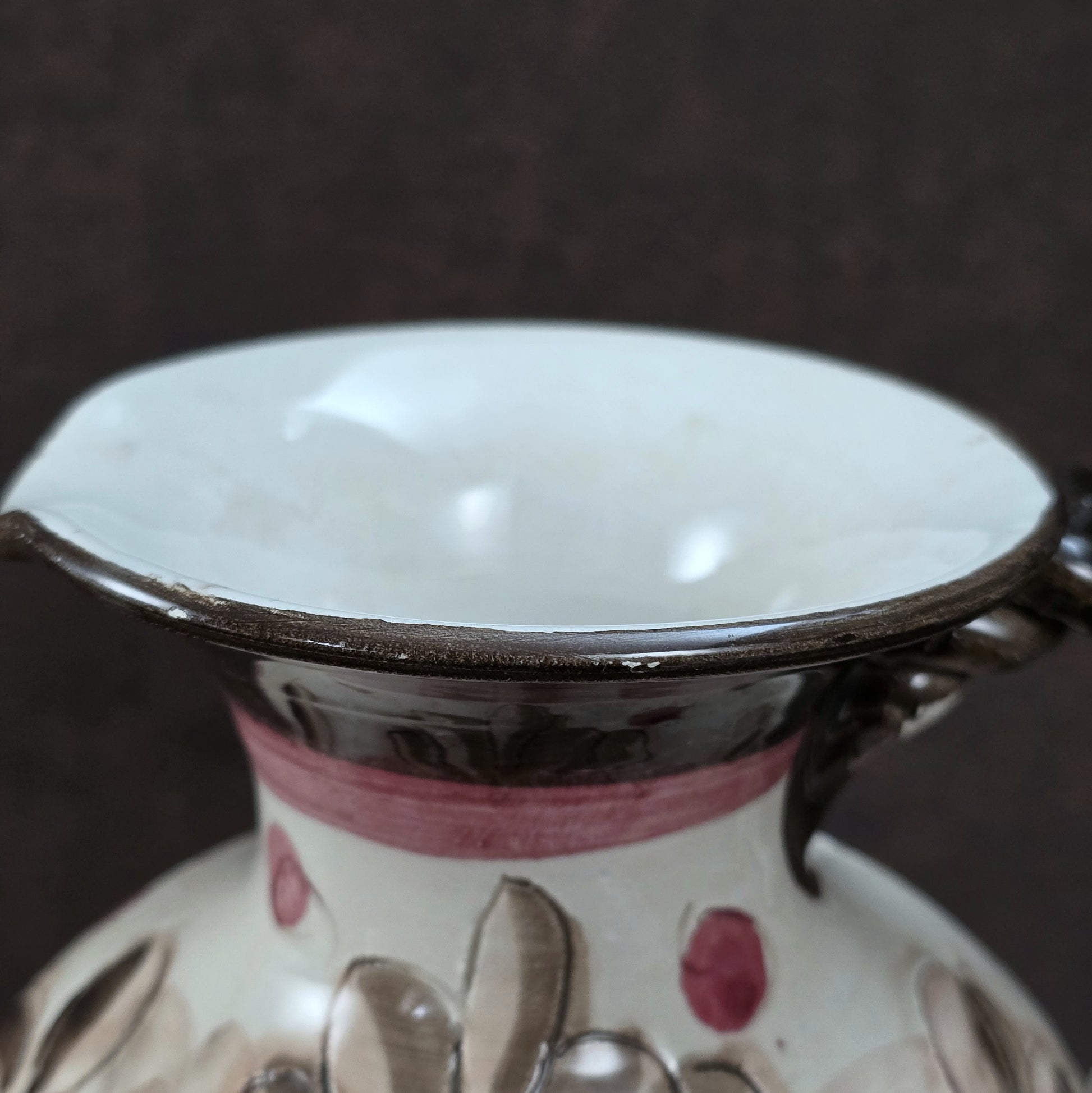 Handbemalter italienischer Keramikkrug mit floralen Ornamenten und geflochtenem Henkel, Vintage ca. 1960er–1980er Jahre.