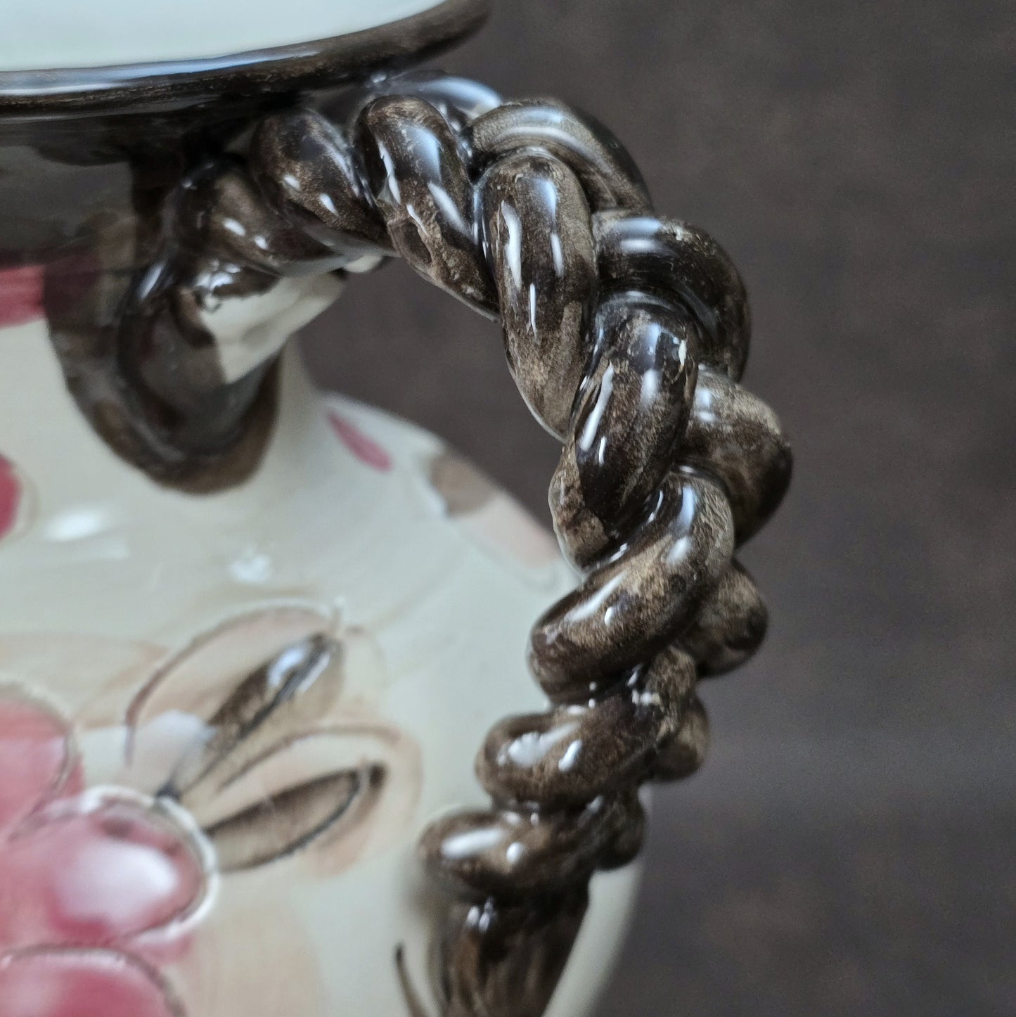 Handbemalter italienischer Keramikkrug mit floralen Ornamenten und geflochtenem Henkel, Vintage ca. 1960er–1980er Jahre.