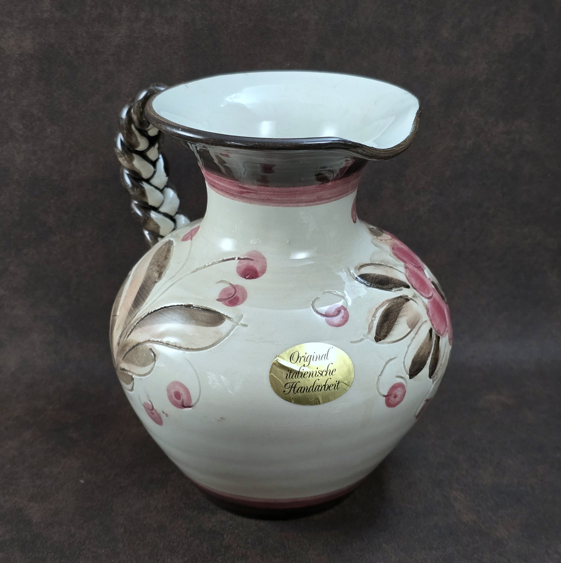 Handbemalter italienischer Keramikkrug mit floralen Ornamenten und geflochtenem Henkel, Vintage ca. 1960er–1980er Jahre.