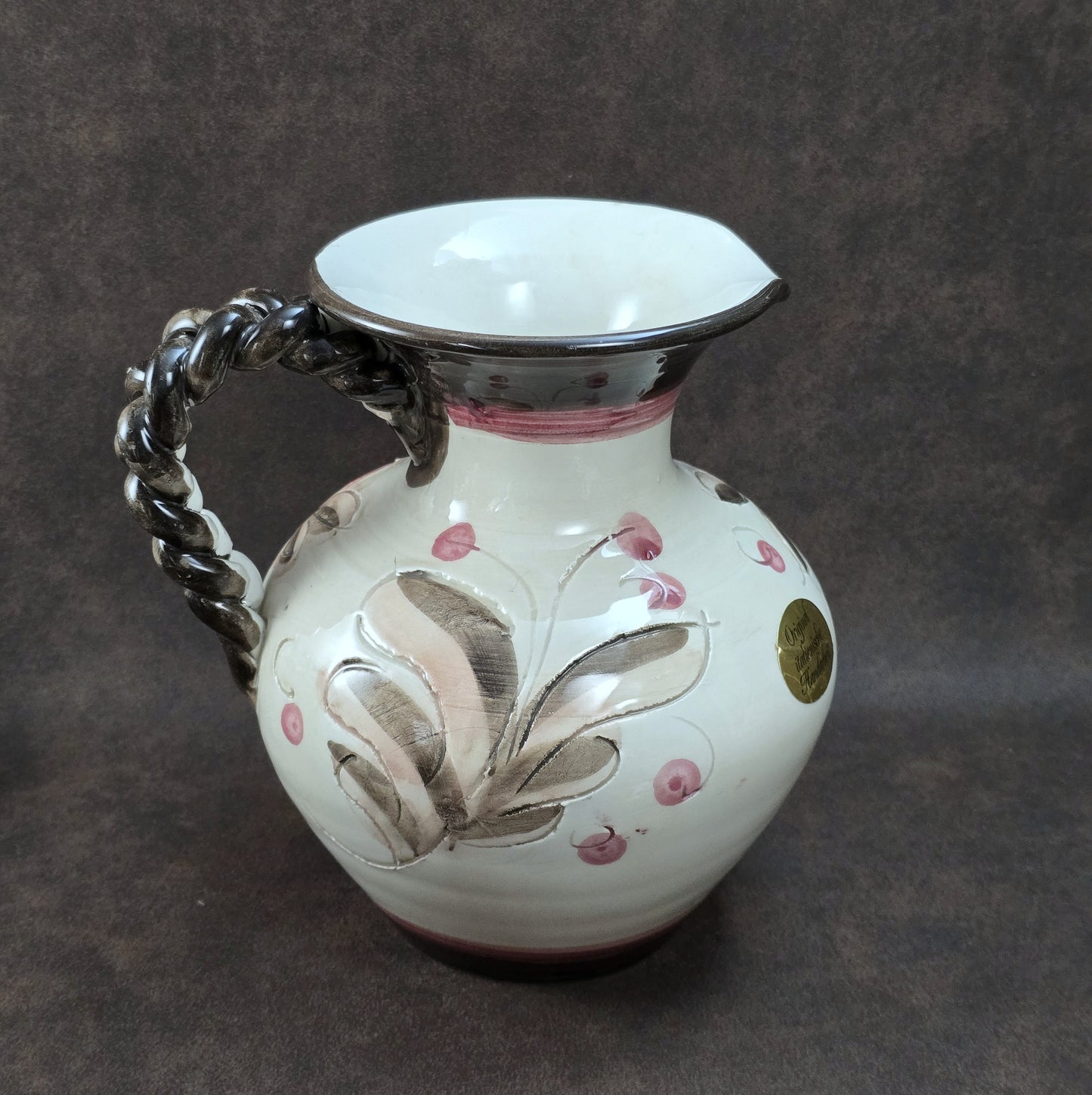 Handbemalter italienischer Keramikkrug mit floralen Ornamenten und geflochtenem Henkel, Vintage ca. 1960er–1980er Jahre.