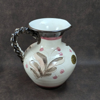 Handbemalter italienischer Keramikkrug mit floralen Ornamenten und geflochtenem Henkel, Vintage ca. 1960er–1980er Jahre.