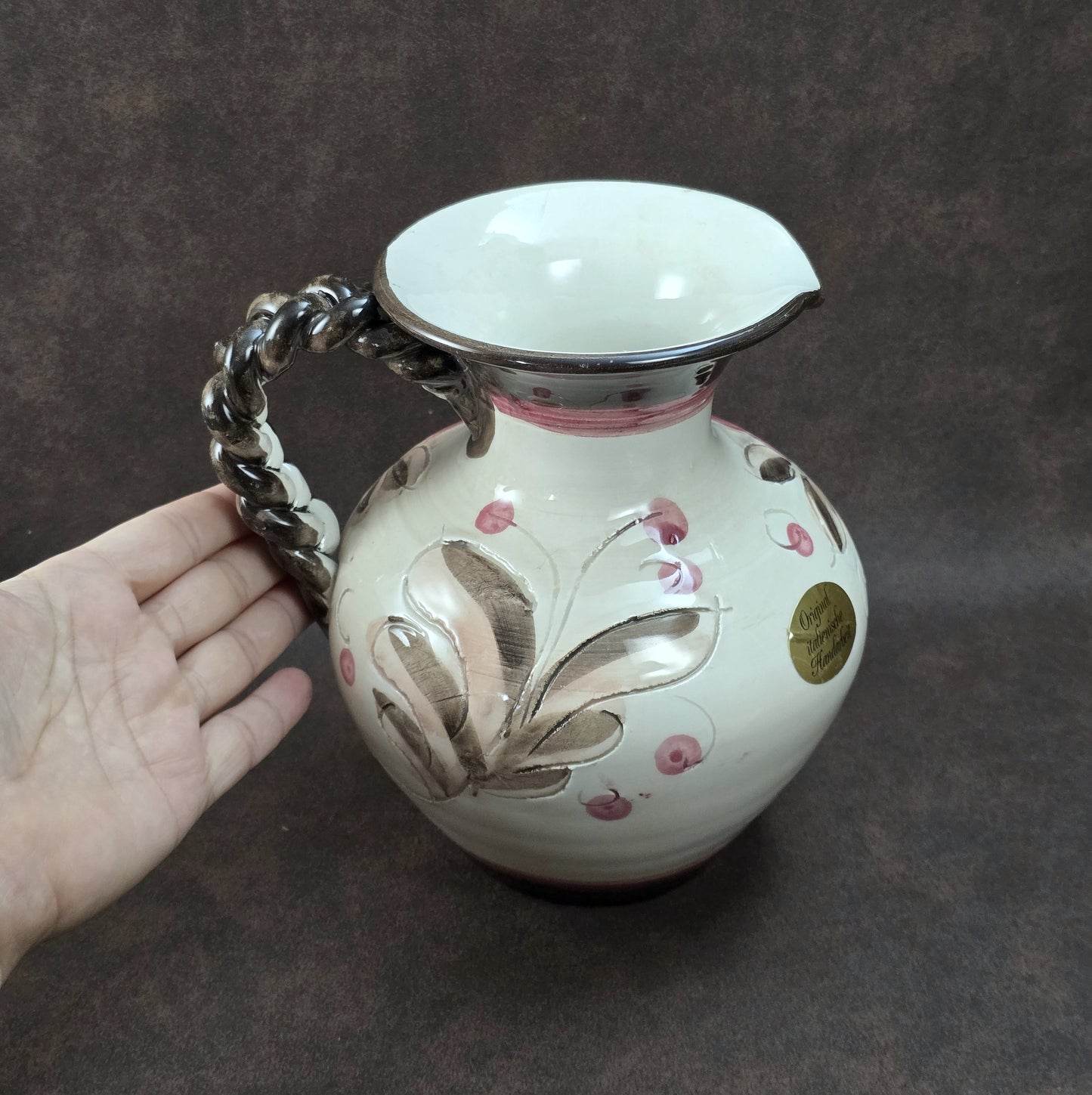 Handbemalter italienischer Keramikkrug mit floralen Ornamenten und geflochtenem Henkel, Vintage ca. 1960er–1980er Jahre.