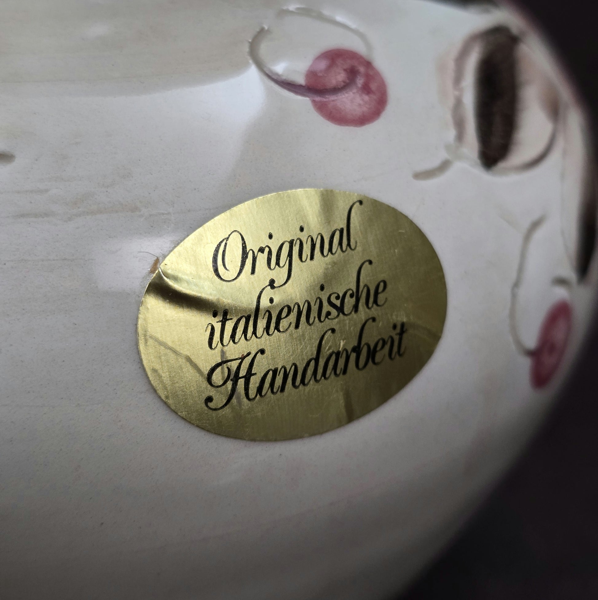 Handbemalter italienischer Keramikkrug mit floralen Ornamenten und geflochtenem Henkel, Vintage ca. 1960er–1980er Jahre.