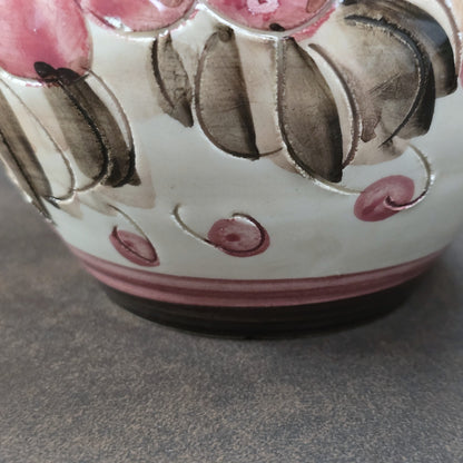 Handbemalter italienischer Keramikkrug mit floralen Ornamenten und geflochtenem Henkel, Vintage ca. 1960er–1980er Jahre.