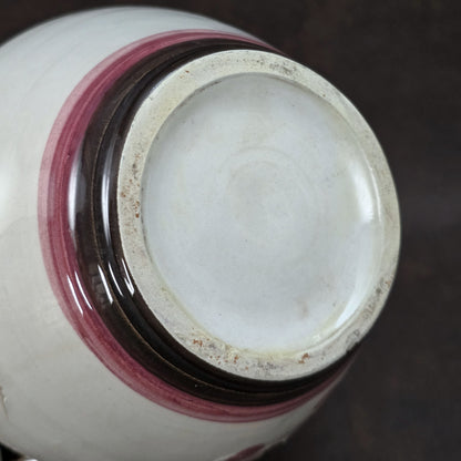 Handbemalter italienischer Keramikkrug mit floralen Ornamenten und geflochtenem Henkel, Vintage ca. 1960er–1980er Jahre.