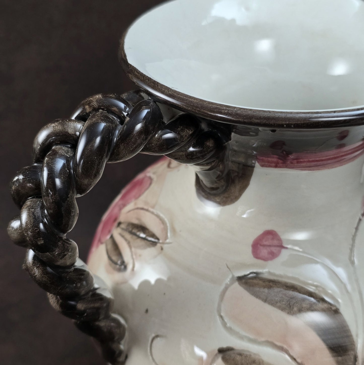 Handbemalter italienischer Keramikkrug mit floralen Ornamenten und geflochtenem Henkel, Vintage ca. 1960er–1980er Jahre.