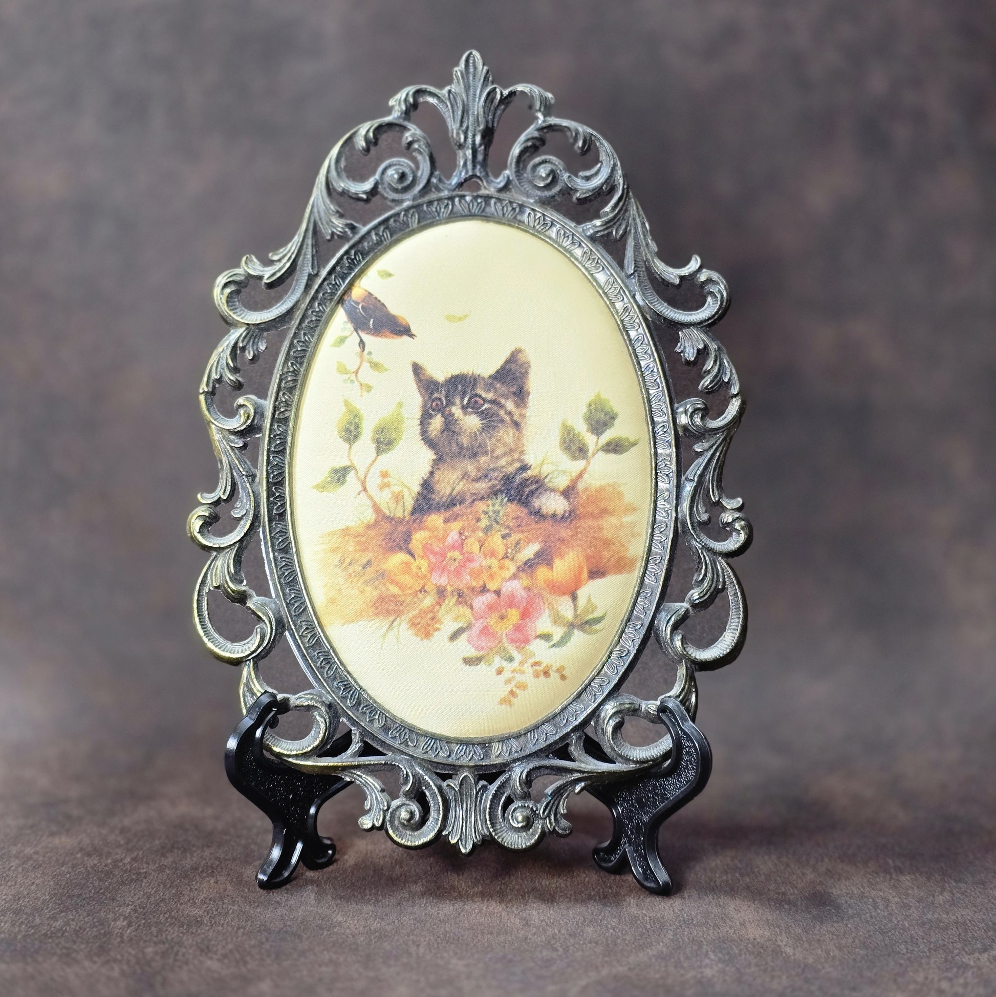 Italienisches Vintage-Bild mit Katze und Vogel im Shabby-Chic-Metallrahmen, romantische Wanddeko 1960er.