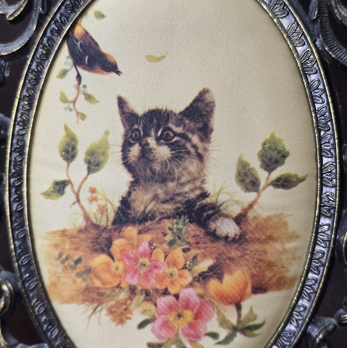 Italienisches Vintage-Bild mit Katze und Vogel im Shabby-Chic-Metallrahmen, romantische Wanddeko 1960er.