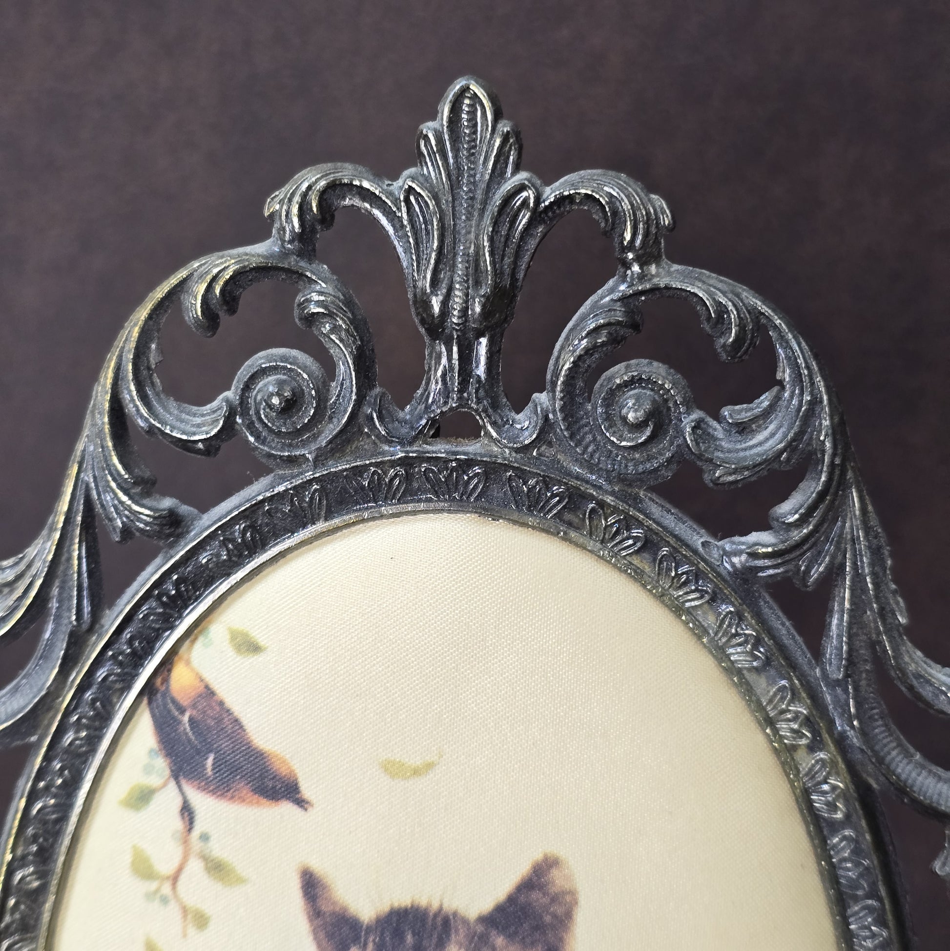 Italienisches Vintage-Bild mit Katze und Vogel im Shabby-Chic-Metallrahmen, romantische Wanddeko 1960er.