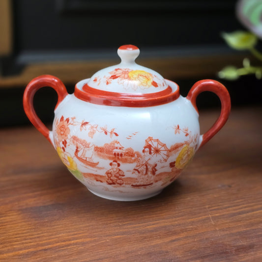 Original Vintage-Zuckerdose aus Japan (1950er). Porzellan mit Geisha-Motiv und handbemalten Details. Ein dekoratives Sammlerstück in sehr gutem Zustand.